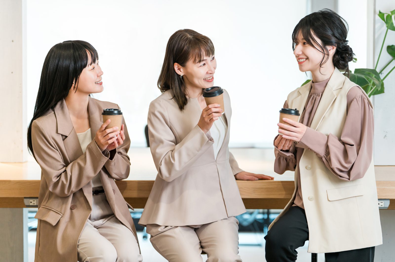 AI導入で業務が楽になり、笑顔で働くチームの様子