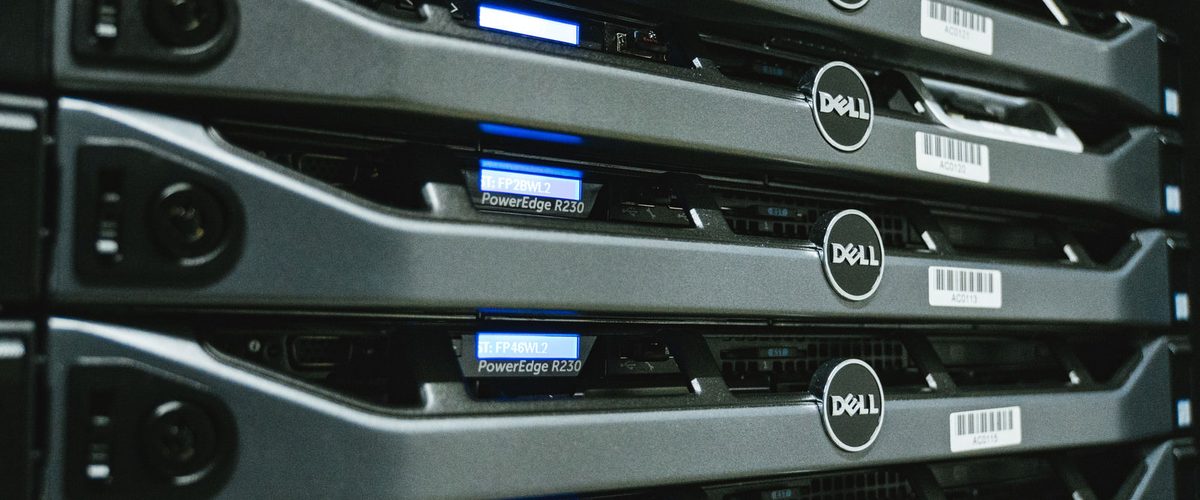 サーバールームに並ぶブレードサーバー